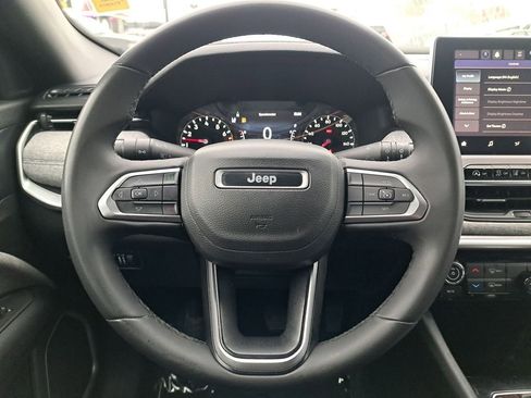 Used 2023 Jeep Compass Latitude image 19