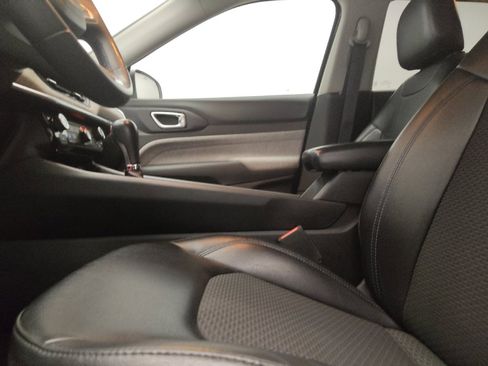 Used 2022 Jeep Compass Latitude FWD image 17