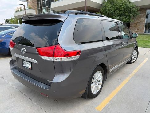 Used 2011 Toyota Sienna Limited w/ Premium Pkg AWD/4WD image 3