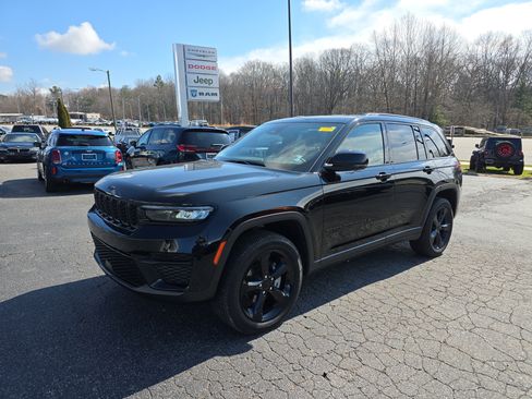 Used 2023 Jeep Grand Cherokee Altitude image 8
