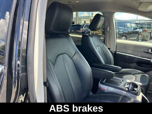 Certified 2023 Chrysler Pacifica Touring-L image 21