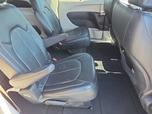 Used 2019 Chrysler Pacifica Touring-L FWD image 17