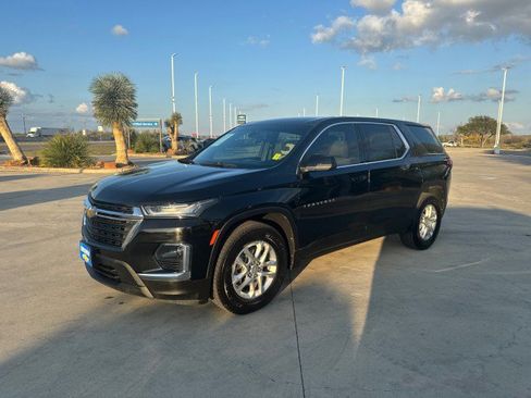 Used 2022 Chevrolet Traverse LS image 3