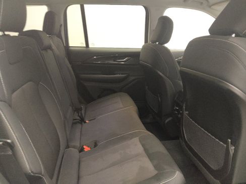 Used 2023 Jeep Grand Cherokee Laredo AWD/4WD image 19