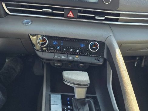 Used 2022 Hyundai Elantra SEL FWD image 16