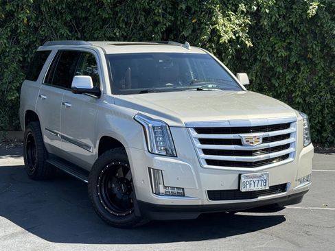 Used 2017 Cadillac Escalade Luxury AWD/4WD image 1