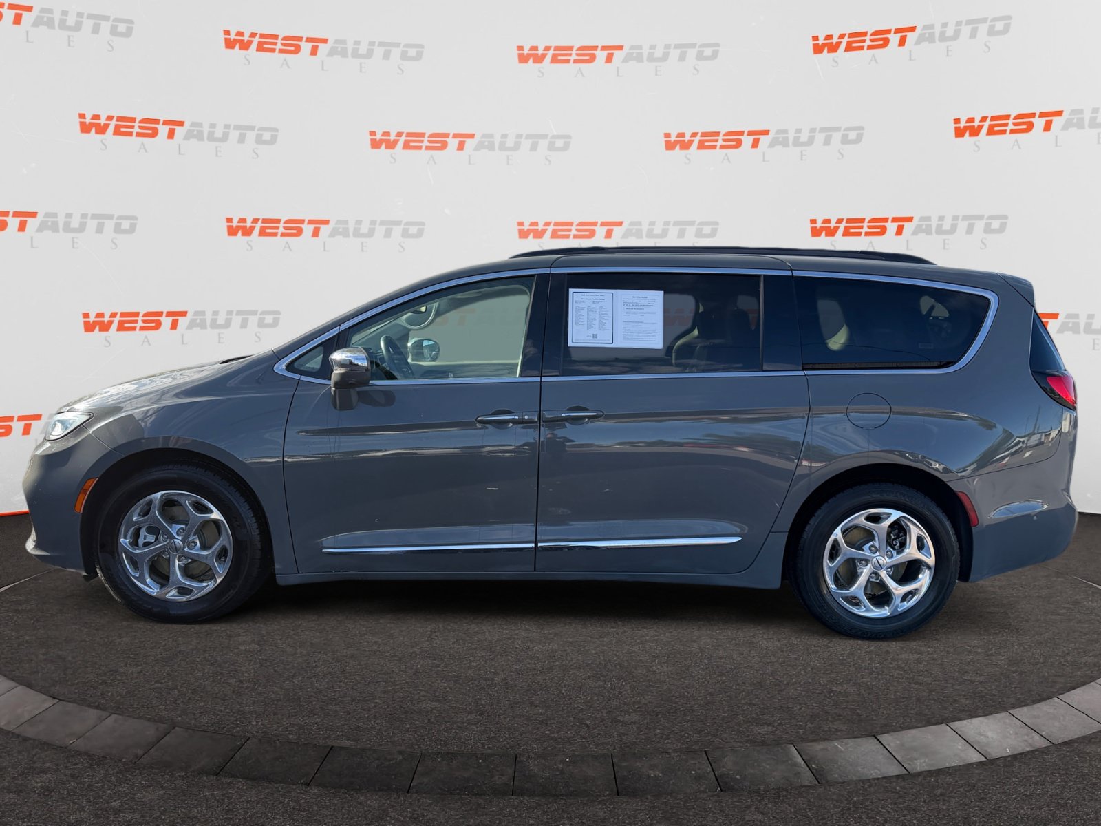 Used 2022 Chrysler Pacifica Limited FWD image 2