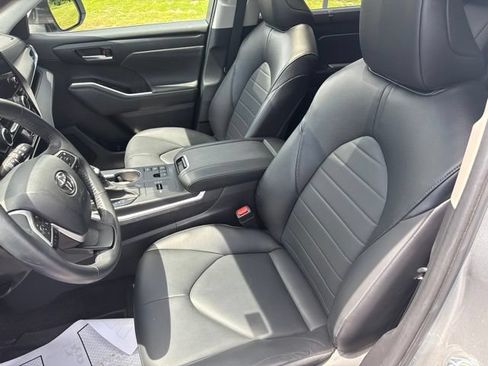 Used 2023 Toyota Highlander XLE AWD/4WD image 14