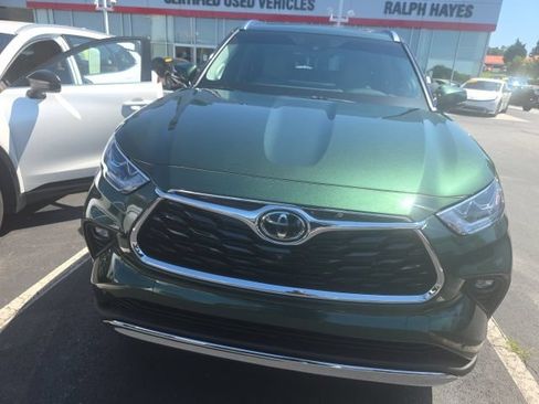 Used 2025 Toyota Highlander Limited FWD image 2