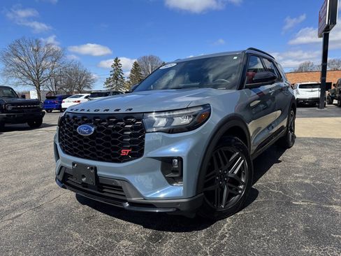 Used 2025 Ford Explorer ST image 2