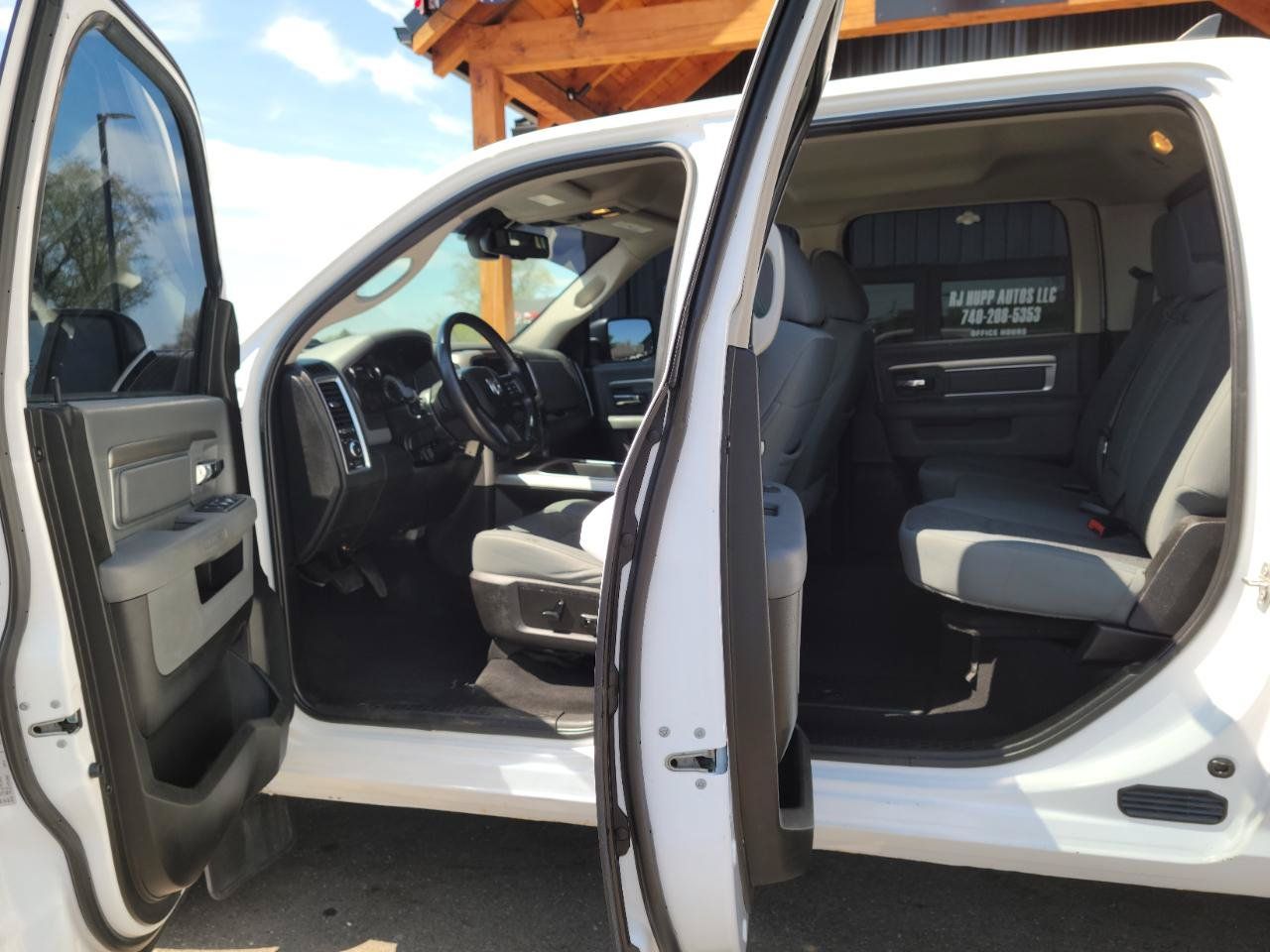 Used 2019 RAM 1500 Classic SLT w/ SLT Plus D←cor Group AWD/4WD image 7