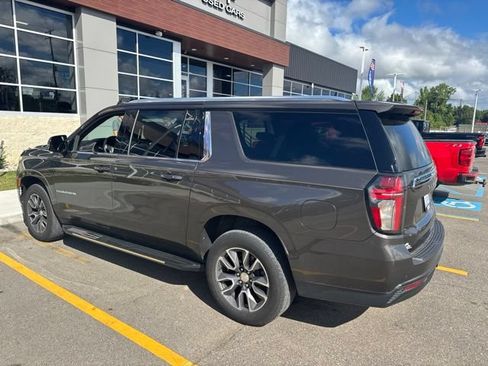 Used 2021 Chevrolet Suburban LT w/ LT Signature Package AWD/4WD image 7