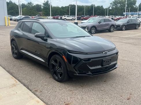 Used 2024 Chevrolet Equinox EV RS FWD image 2