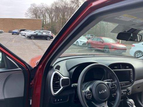 Used 2025 Kia Soul LX w/ LX Technology Package image 32