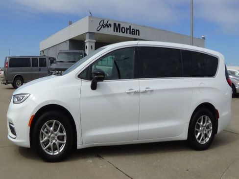 Used 2025 Chrysler Pacifica Select FWD image 1