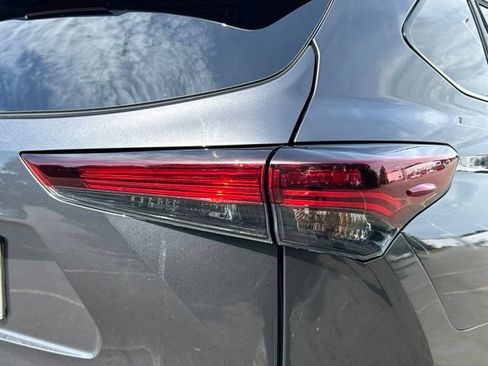 Used 2025 Toyota Highlander XLE AWD/4WD image 11