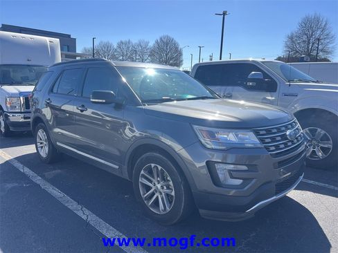 Used 2017 Ford Explorer XLT image 4