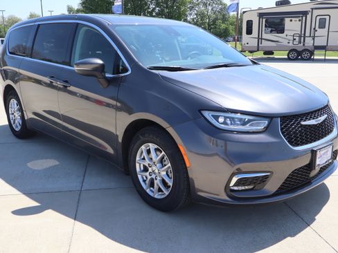 Used 2023 Chrysler Pacifica Touring-L FWD image 4
