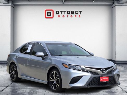 Used 2018 Toyota Camry SE image 2