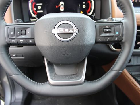 Used 2025 Nissan Rogue Platinum image 11