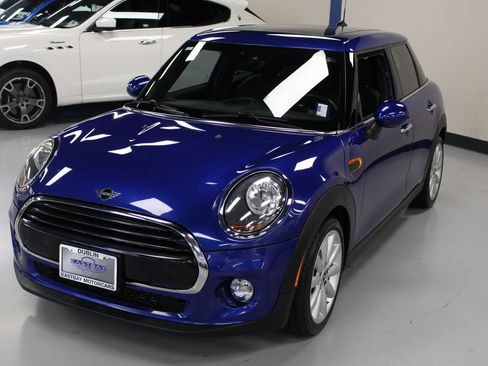 Used 2019 MINI Cooper 4-Door Hardtop image 4