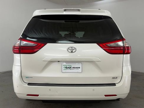 Used 2020 Toyota Sienna XLE w/ XLE Navigation Package FWD image 8