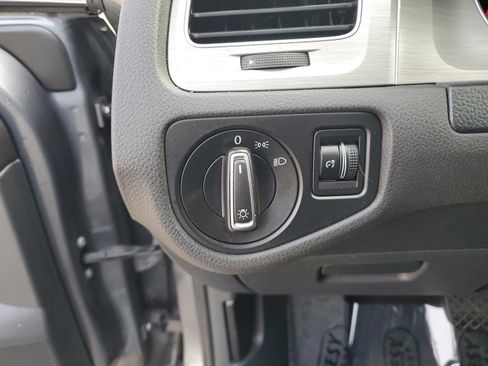 Used 2016 Volkswagen Golf S image 26