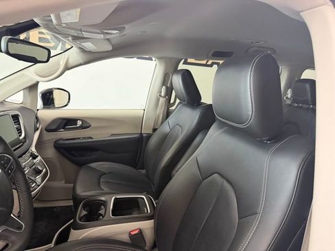 Used 2024 Chrysler Pacifica Touring-L FWD image 13