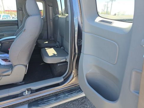 Used 2013 Toyota Tacoma 4x4 Access Cab V6 w/ TRD Off-Road Pkg image 10