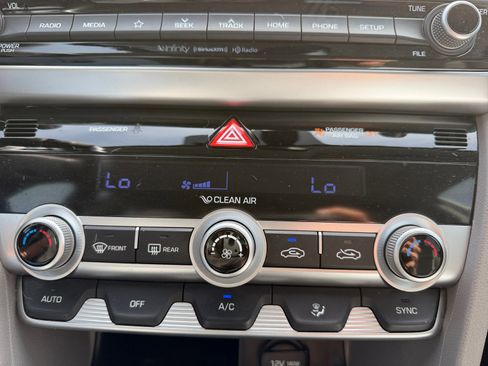 Used 2020 Hyundai Elantra Limited image 11