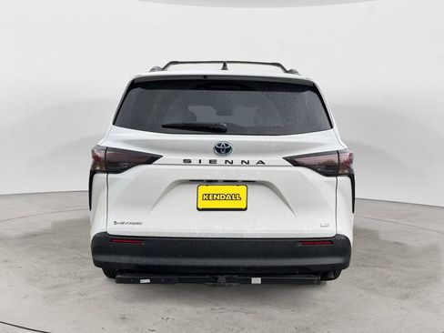Used 2025 Toyota Sienna LE AWD/4WD image 3