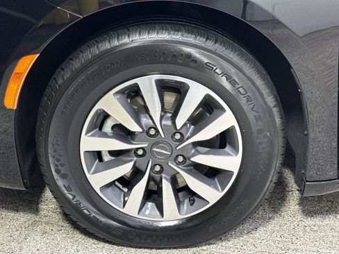 Used 2024 Chrysler Pacifica Select image 16