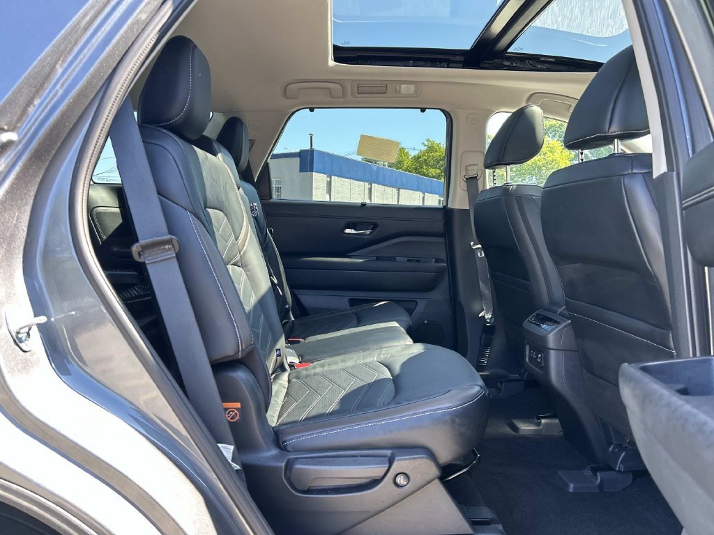Certified 2023 Nissan Pathfinder Platinum w/ Cargo Package AWD/4WD image 18