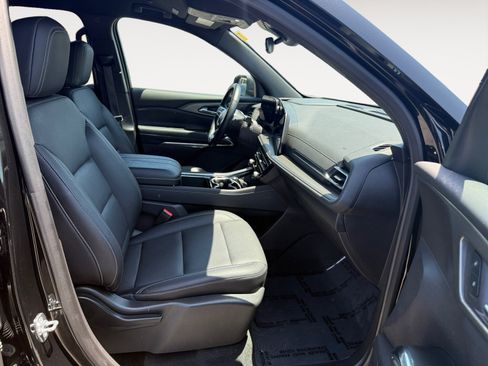 Used 2025 Chevrolet Traverse LT FWD image 19