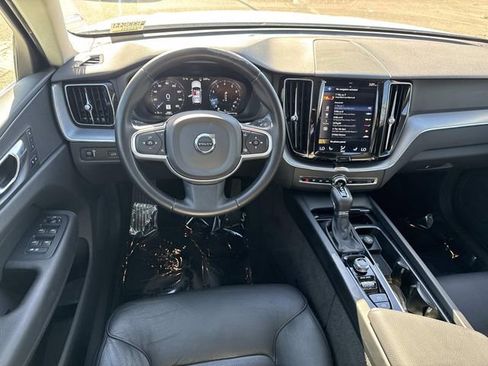 Used 2020 Volvo XC60 T5 Momentum image 11