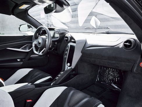 Used 2024 McLaren 750S RWD image 39
