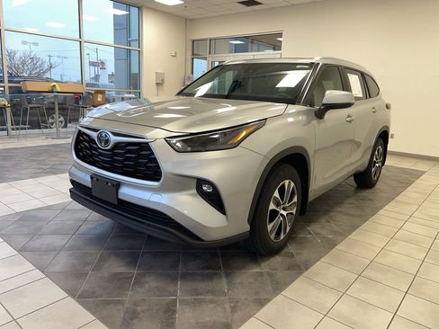 Used 2023 Toyota Highlander XLE image 2