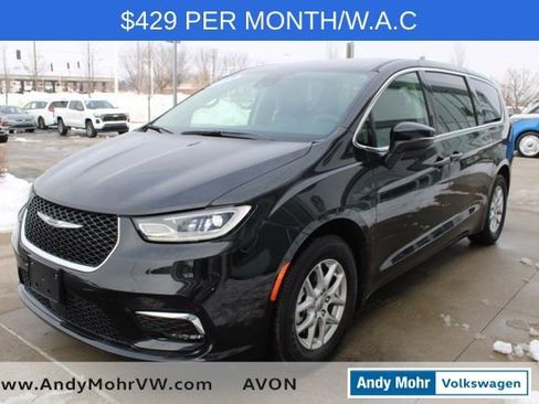 Used 2023 Chrysler Pacifica Touring-L image 3