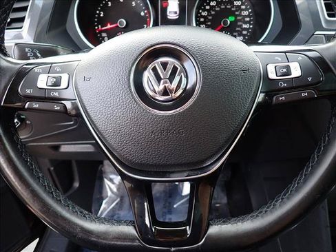Used 2018 Volkswagen Tiguan SEL AWD/4WD image 18