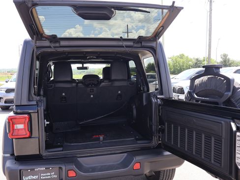 Used 2019 Jeep Wrangler Unlimited Rubicon AWD/4WD image 17