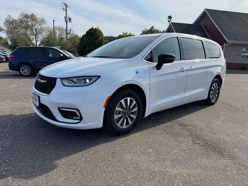Used 2024 Chrysler Pacifica Limited FWD image 10