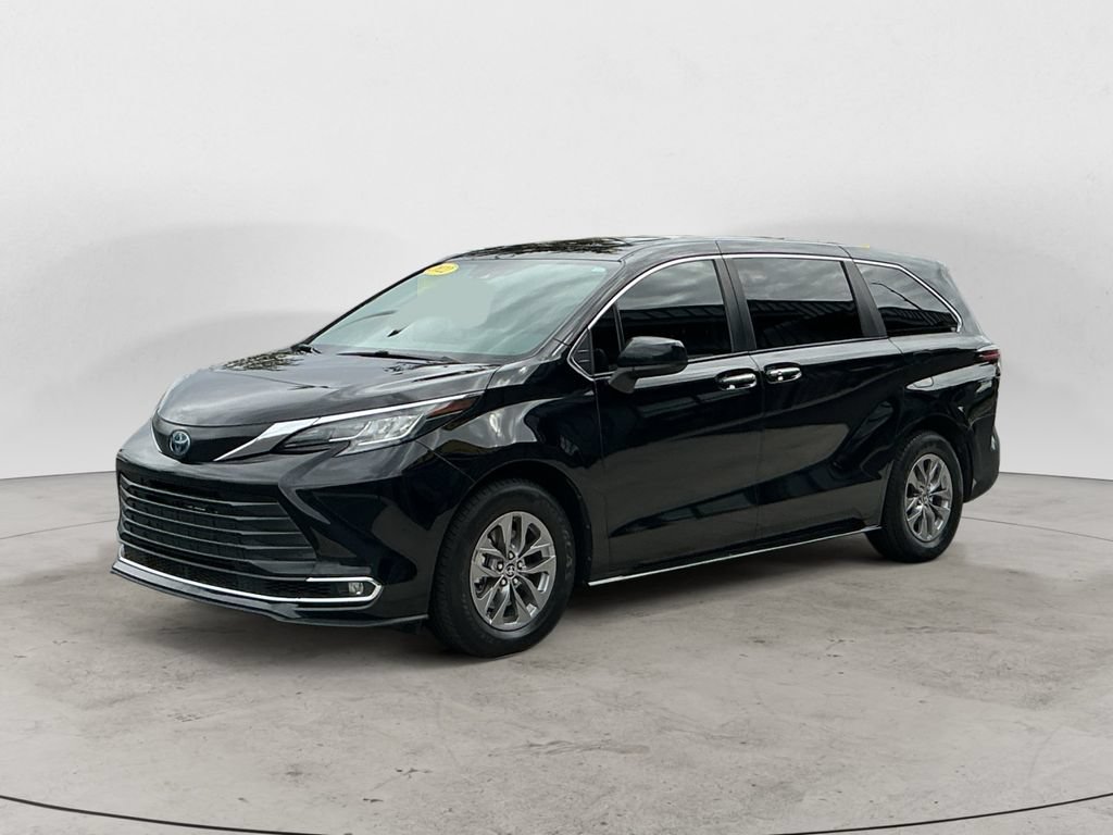 Used 2022 Toyota Sienna XLE FWD image 1