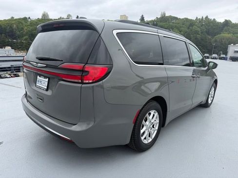 Used 2022 Chrysler Pacifica Touring-L FWD image 2