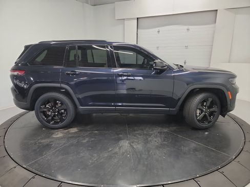 Used 2023 Jeep Grand Cherokee Limited w/ Black Appearance Package AWD/4WD image 11
