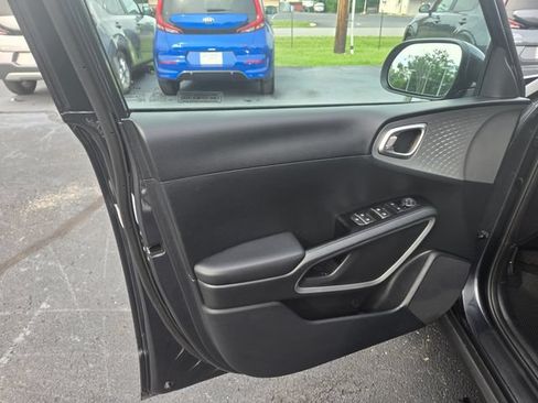 Used 2025 Kia Soul LX FWD image 21