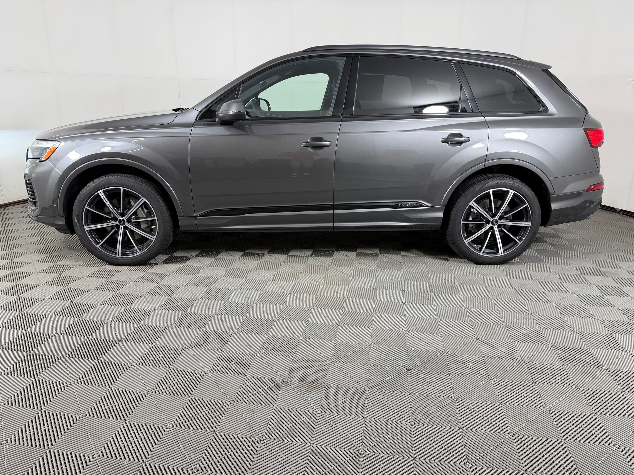 Used 2025 Audi Q7 2.0T Premium Plus w/ Premium Plus Package AWD/4WD image 2
