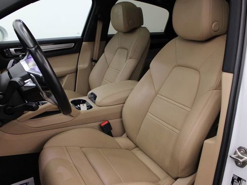 Certified 2023 Porsche Cayenne Platinum Edition image 4