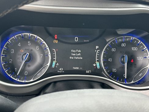 Used 2022 Chrysler Pacifica Touring-L FWD image 24