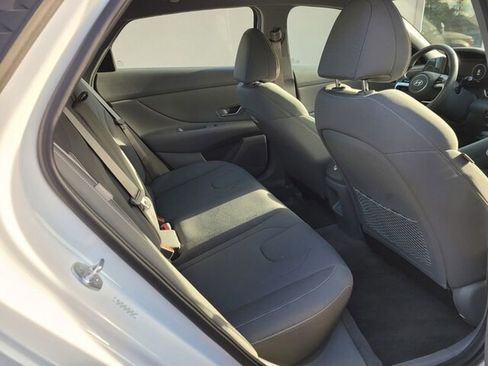 Used 2025 Hyundai Elantra SEL image 12