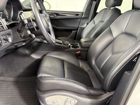 Certified 2023 Porsche Macan AWD/4WD image 5